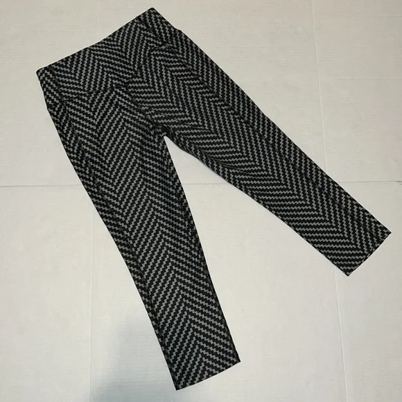 Nike Dri Fit Gray & Black Patterned Cropped Leggings XS - Picture 3 of 8